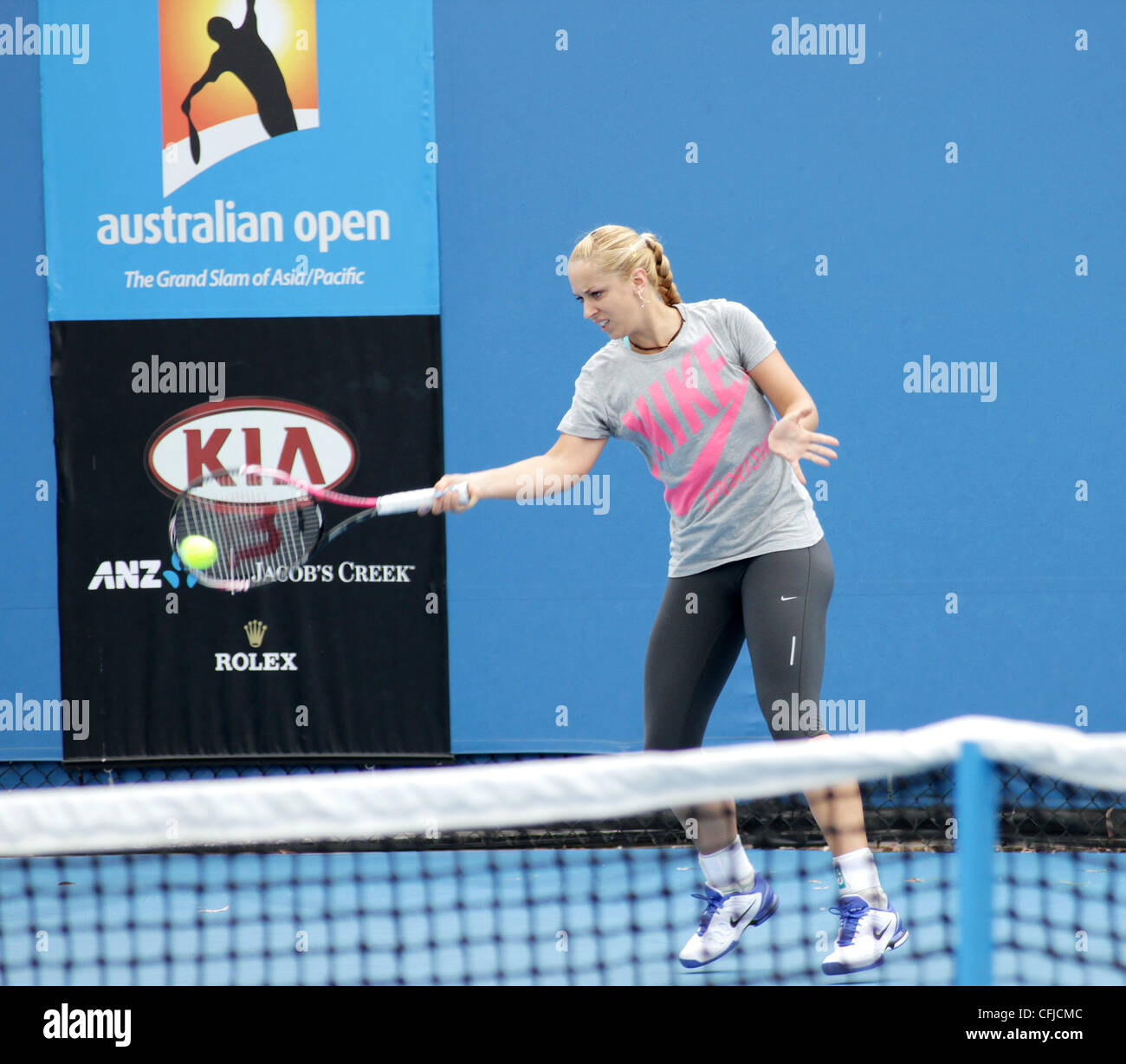 MELBOURNE, AUSTRALIE - janvier 21, 2012 : numéro 41 mondial de la WTA tennis player Sabine Lisicki hits sur une cour de pratique. Banque D'Images MELBOURNE, AUSTRALIE - janvier 21, 2012 : numéro 41 mondial de la WTA tennis player Sabine Lisicki hits sur une cour de pratique. Banque D'Images