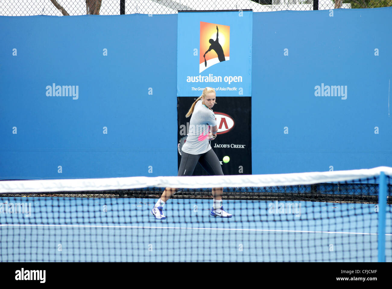 MELBOURNE, AUSTRALIE - janvier 21, 2012 : numéro 41 mondial de la WTA tennis player Sabine Lisicki hits sur une cour de pratique. Banque D'Images MELBOURNE, AUSTRALIE - janvier 21, 2012 : numéro 41 mondial de la WTA tennis player Sabine Lisicki hits sur une cour de pratique. Banque D'Images