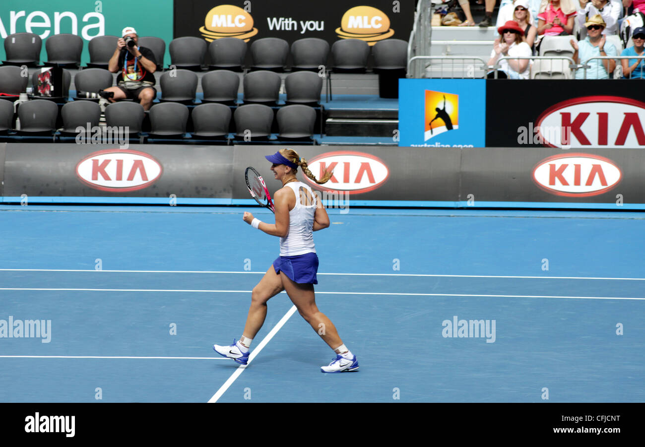 MELBOURNE, AUSTRALIE - janvier 21, 2012 : numéro 41 mondial de la WTA tennis player Sabine Lisicki célèbre la victoire à Hisense Arena. Banque D'Images