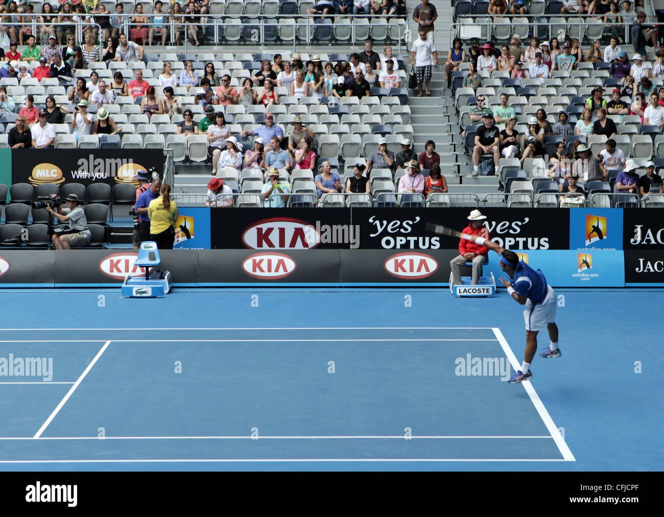 MELBOURNE, AUSTRALIE - janvier 20, 2012 joueur de tennis ATP : Frederico Gil sert contre monde numéro 5 player Jo Wilfried Tsonga Banque D'Images