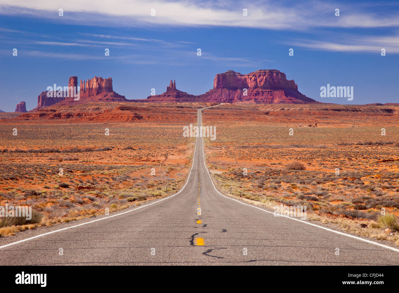163 de l'autoroute menant à Monument Valley sur la frontière de l'Utah/Arizona, USA Banque D'Images