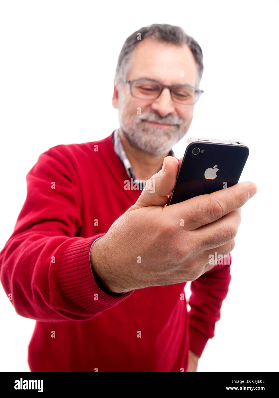 Middle-aged man holding iPhone isolé sur fond blanc Banque D'Images