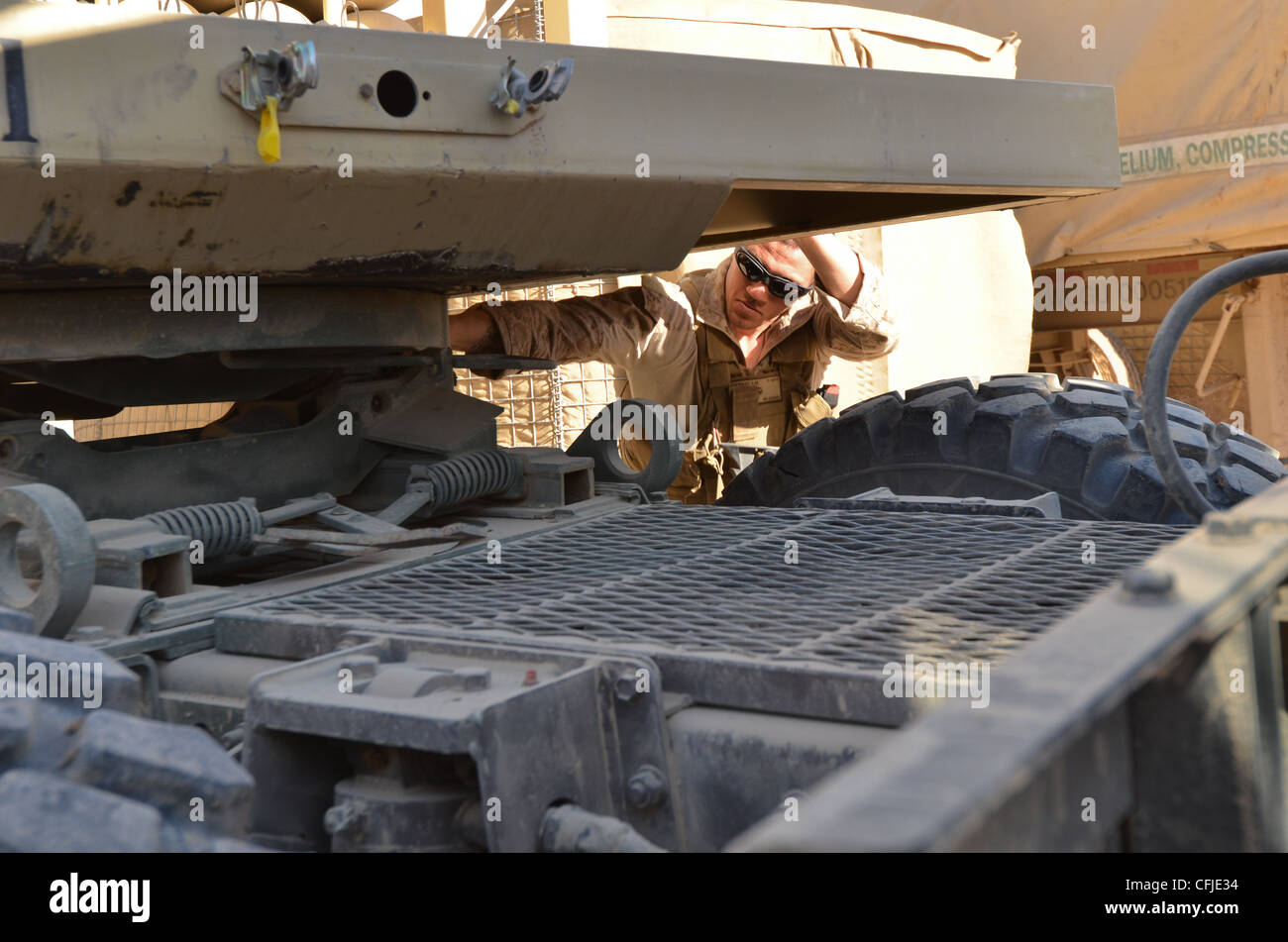 Lance le cpl. Samuel depriest, un policier militaire du bataillon logistique de combat avec 4, 1er groupe logistique maritime (avant), se détache d'une remorque d'hélium comprimé pendant les opérations de déchargement d'alimentation à base d'Oklahoma le 5 mars. le plus léger que l'air le gaz a été utilisé pour remplir les dirigeables de surveillance qui surveillent la zone autour de la BOA. Banque D'Images