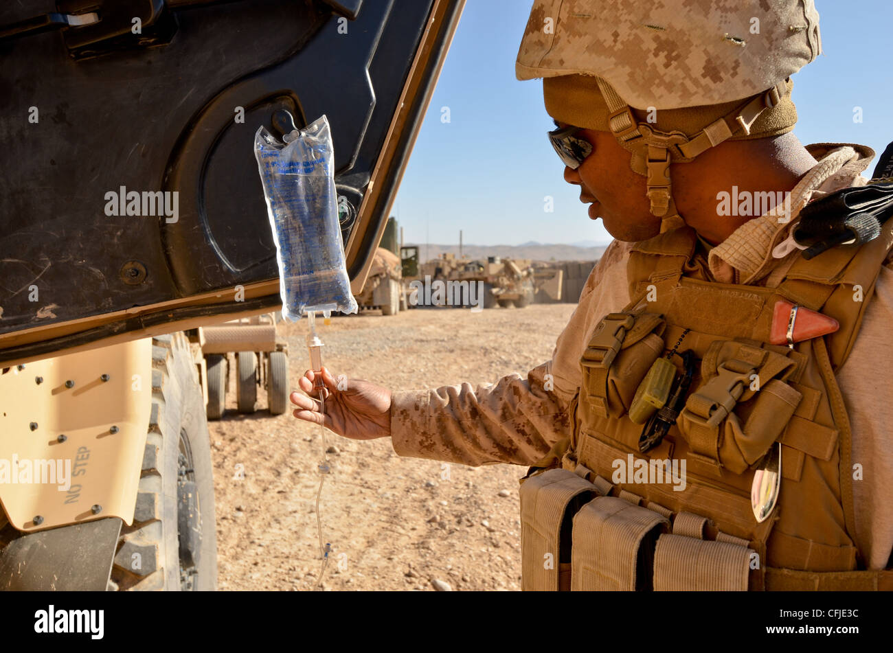 Maître de 3e classe Gregory Jones, un hôpital corpsman avec la compagnie Bravo du bataillon logistique de combat 4, 1er groupe logistique maritime (avant), surveille la thérapie intraveineuse lors d'une rupture de l'approvisionnement, les opérations de déchargement à la base d'opérations avancée Arizona 5 mars. jones administré le iv en milieu marin qui avait se déshydrater pendant la patrouille de logistique de combat. Banque D'Images