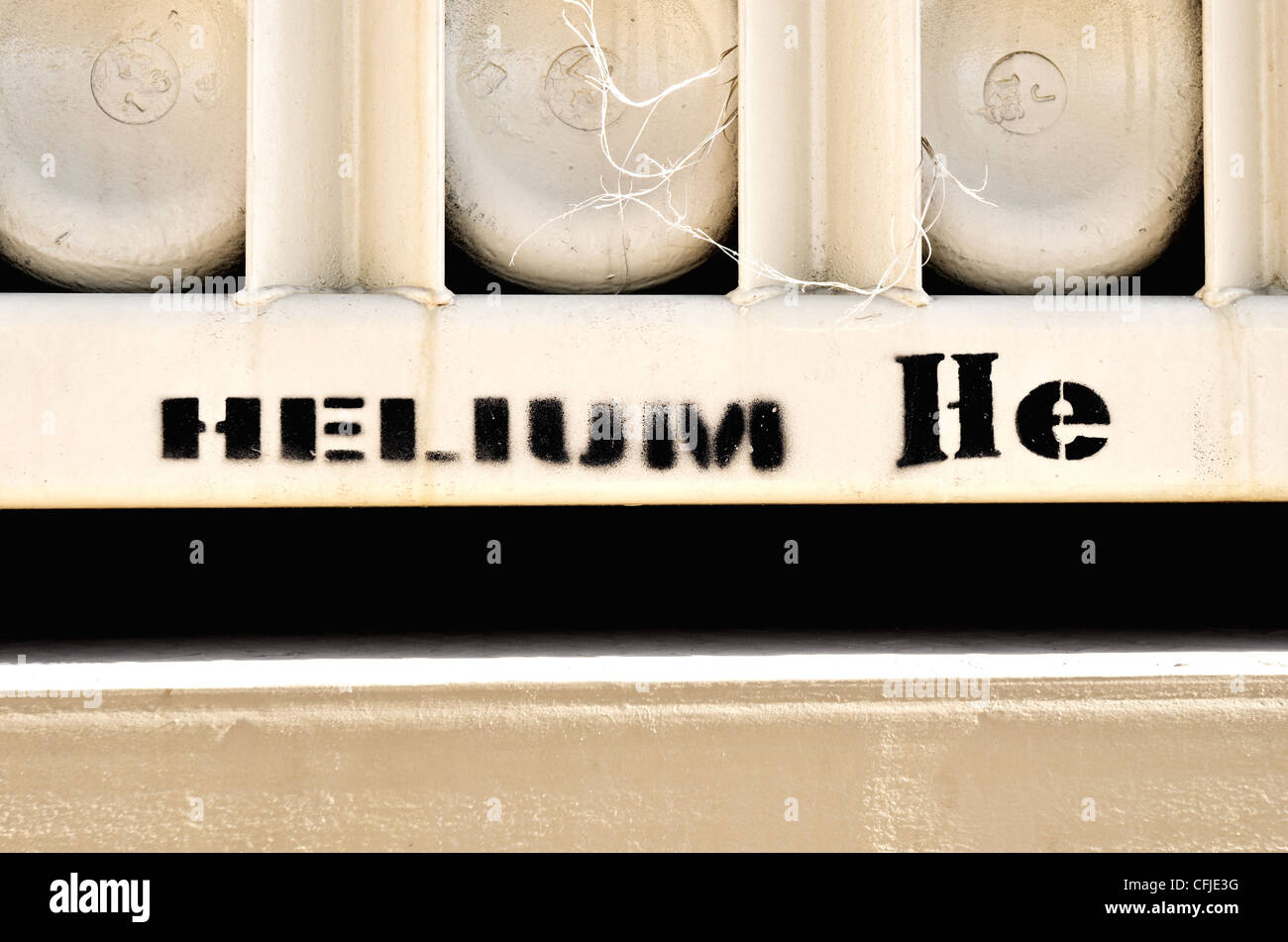 L'hélium comprimé est assis sur une remorque du 1er Bataillon de logistique de combat 4, Groupe logistique maritime (Forward), pendant les opérations de déchargement de l'approvisionnement à la base opérationnelle Forward Pennsylvania, en mars 5. Les mesures de surveillance effectuées à l'hélium ont servi à rendre la zone plus sûre pour les patrouilles montées et démontées. Banque D'Images