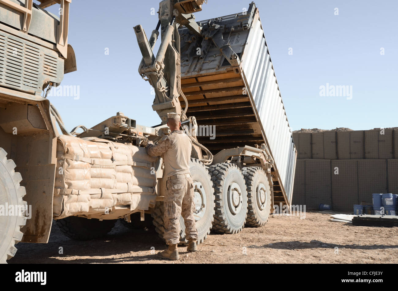 CPL lance Alexander Hurley, un opérateur de véhicules automobiles au combat Logistics Battalion 4 1st Marine Logistics Group (Forward), décharge un conteneur d'expédition de fournitures de son système de véhicule logistique de remplacement à la base opérationnelle Forward Pennsylvania Mars 5 au cours d'une patrouille logistique de combat. Les Marines, avec le 1er Bataillon, 8e Régiment maritime, équipe de combat régimentaire 6, utilisent la FOB comme point de départ pour les opérations de contre-insurrection dans la région. Banque D'Images