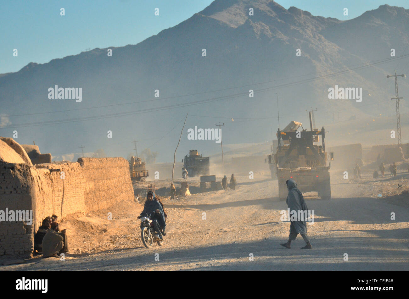 Bataillon de logistique de combat 4, 1er Groupe de logistique de marine (Forward), des véhicules traversent un village de Helmand lors d'une patrouille de logistique de combat le 5 mars. La patrouille a transporté de l'hélium comprimé, ainsi que d'autres fournitures, vers les bases d'exploitation de la région. Banque D'Images