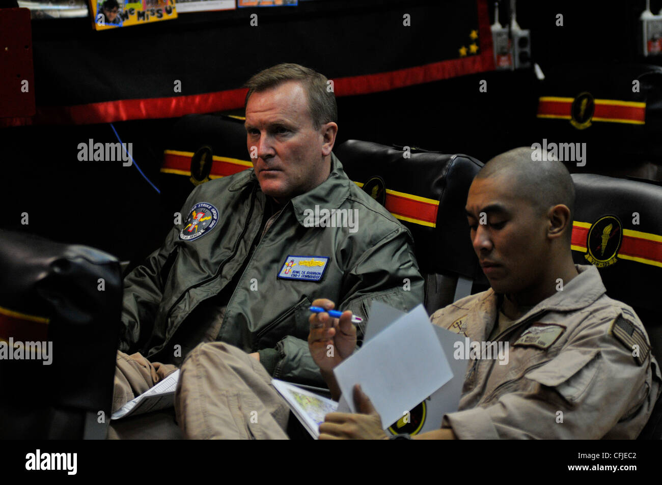 ADM. Arrière Thomas K. Shannon, commandant du groupe de grève des transporteurs 1, et le lieutenant Ruben Medalla, affecté au Escadron d'alerte précoce de Carrier Airborne (VAW) 125, assistent à un bref avant un vol dans un Hawkeye E-2C, à bord du porte-avions USS Carl Vinson de la classe Nimitz (CVN 70). Carl Vinson et Carrier Air Wing (CVW) 17 sont déployés dans la zone de responsabilité de la 5e flotte américaine. Banque D'Images