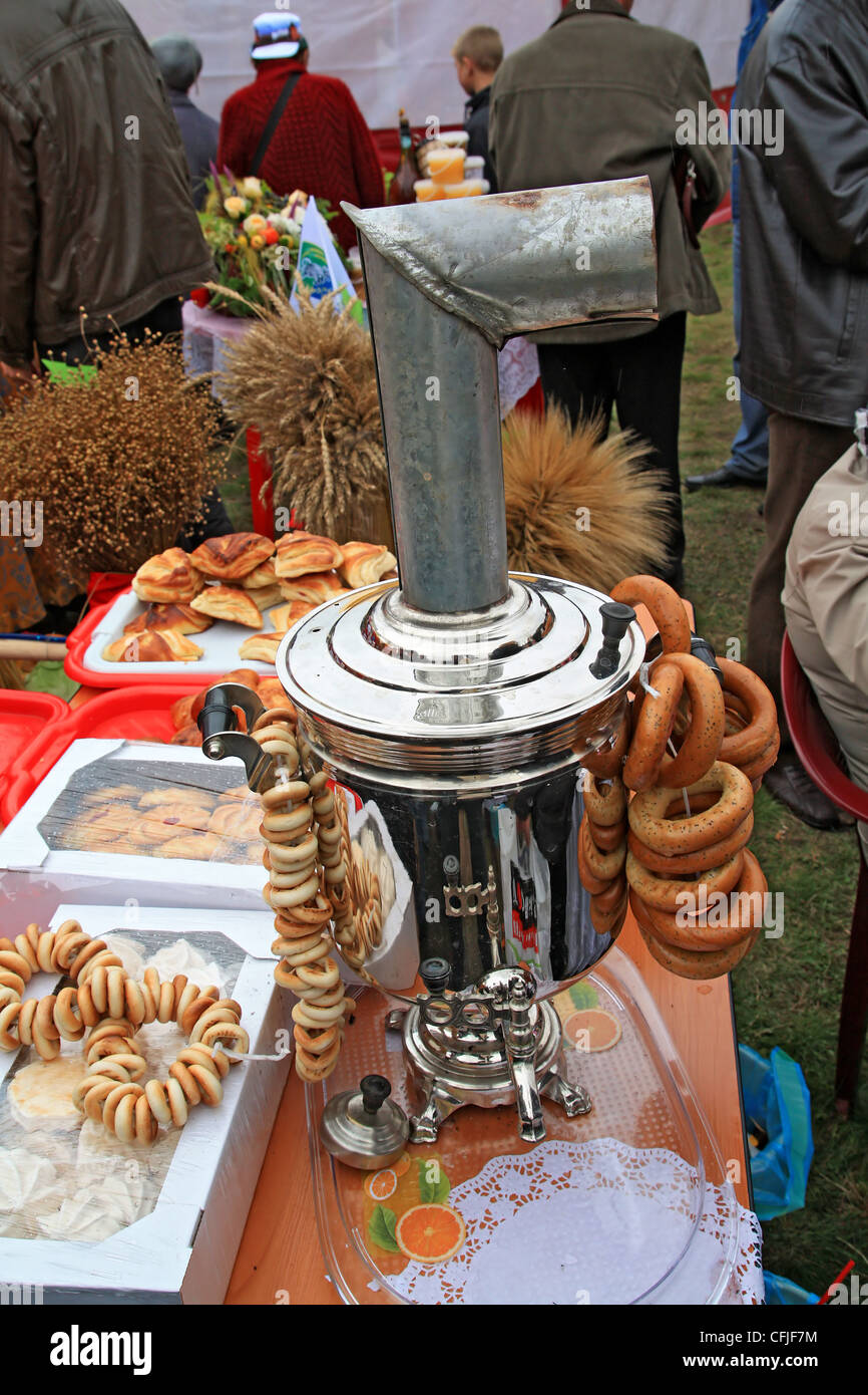 Ancien samovar sur le marché rural Banque D'Images