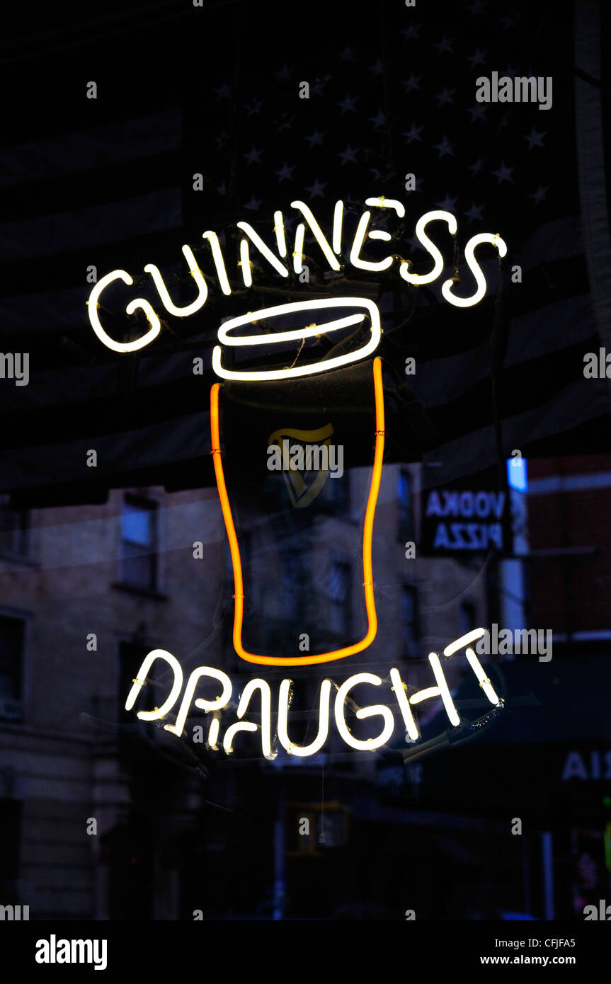 Une Guinness au néon signe dans un bar de New York. Banque D'Images