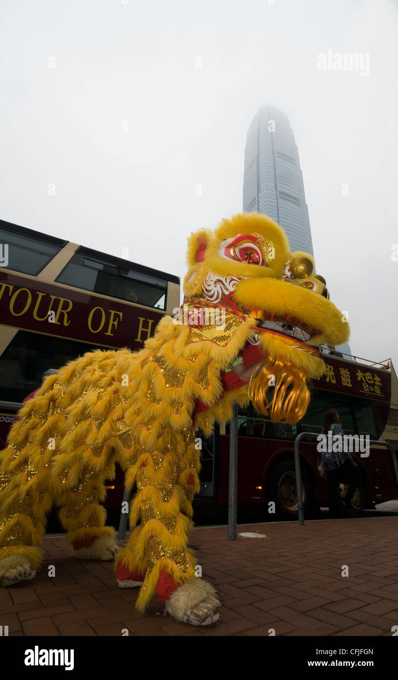 Big Bus tours Année du Dragon célébration par l'IFC tower et le terminal de ferry de Hong Kong. Banque D'Images