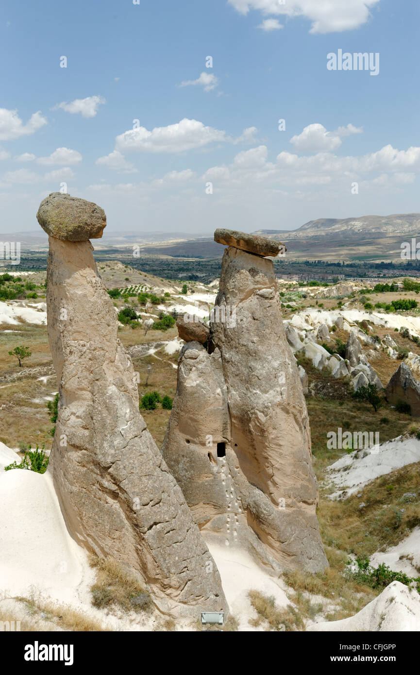 Sur le célèbre groupe de cheminées de fées de la famille mère, père, et la fille à Ürgüp en