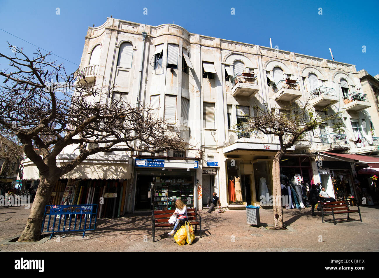 Ville blanche de Tel-Aviv - vieux immeubles Bauhaus des années 1930 le long d'affaires moderne avec des gratte-ciel. Banque D'Images