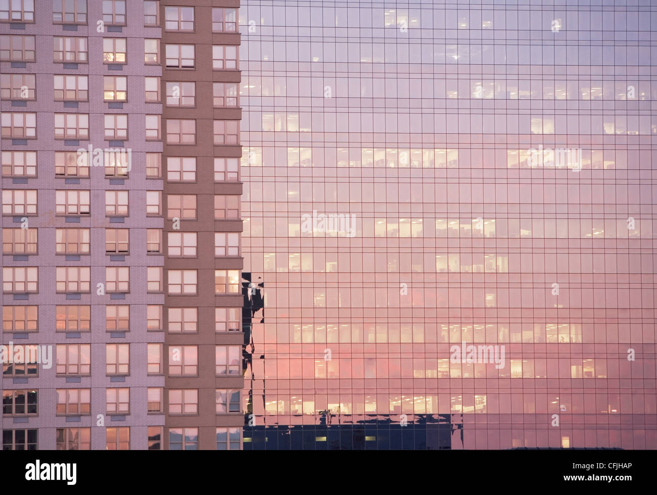 Soir lumière reflétée dans les édifices à bureaux Banque D'Images