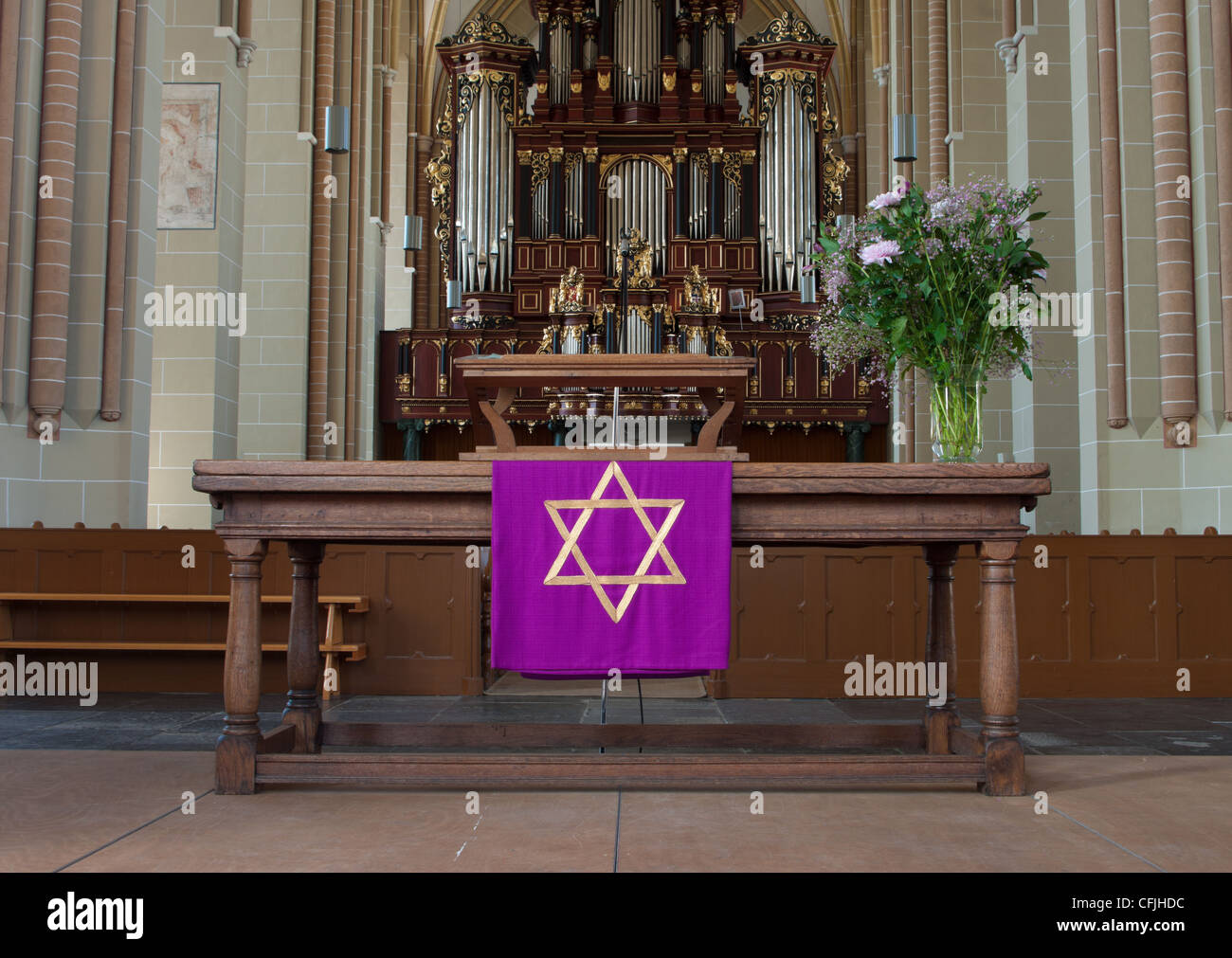 Tapis violet avec étoile de David sur un autel Banque D'Images