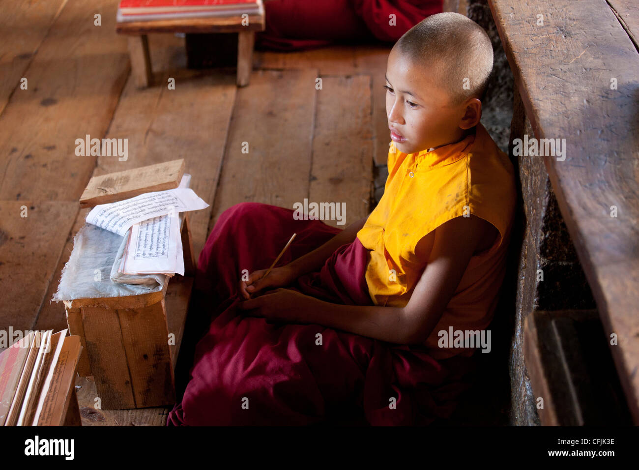 L'étude de jeune moine bouddhiste de scripts en classe à Chimi Lhakhang temple, la vallée de Punakha, Bhoutan, Asie Banque D'Images