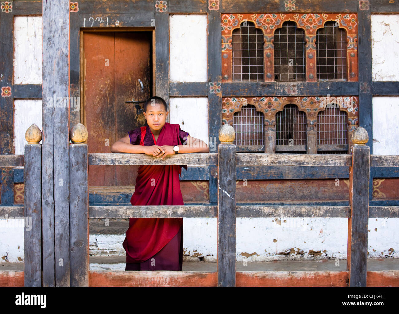 Le jeune moine bouddhiste à Wangdue Phodrang Dzong, Wangdue Phodrang (Wangdi), Bhoutan, Asie Banque D'Images