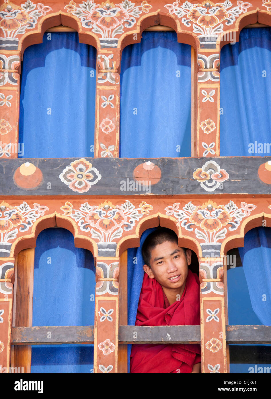 Jeune moine à la recherche d'une fenêtre à Trongsa Dzong, Trongsa, Bhoutan, Asie Banque D'Images