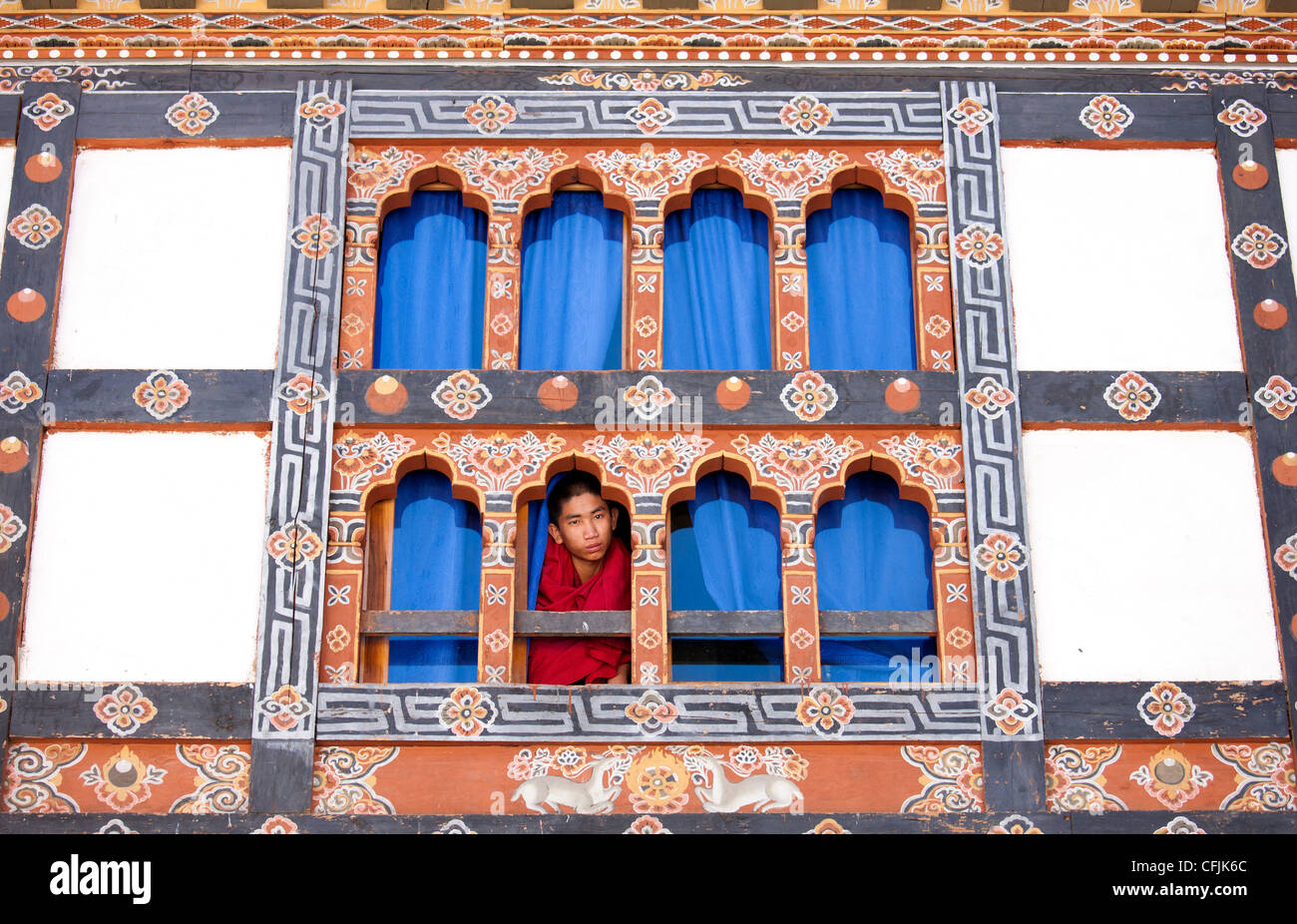 Jeune moine à la recherche d'une fenêtre à Trongsa Dzong, Trongsa, Bhoutan, Asie Banque D'Images