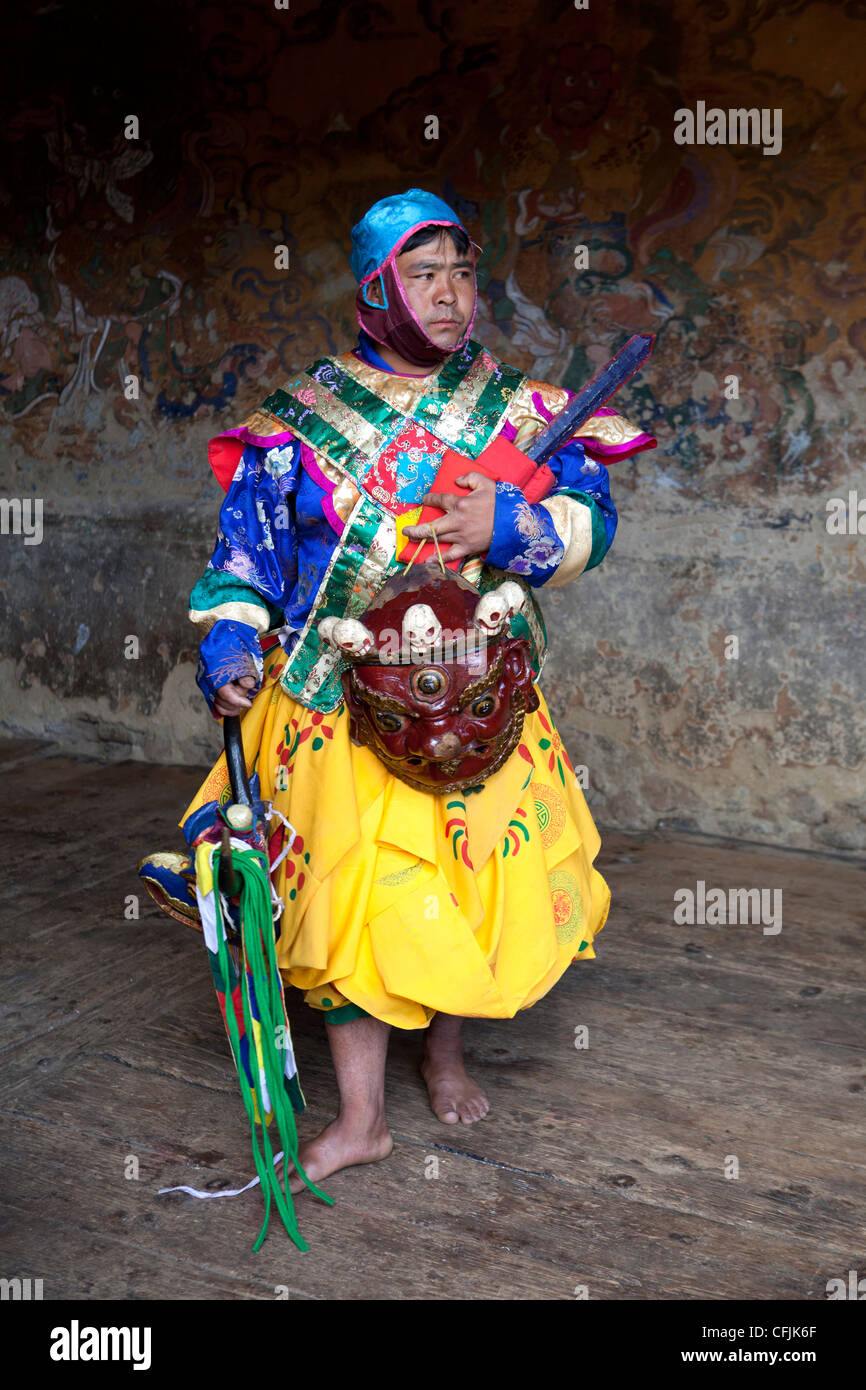 Le moine bouddhiste en costumes colorés, Jakar, Bumthang, Bhoutan, Asie Banque D'Images