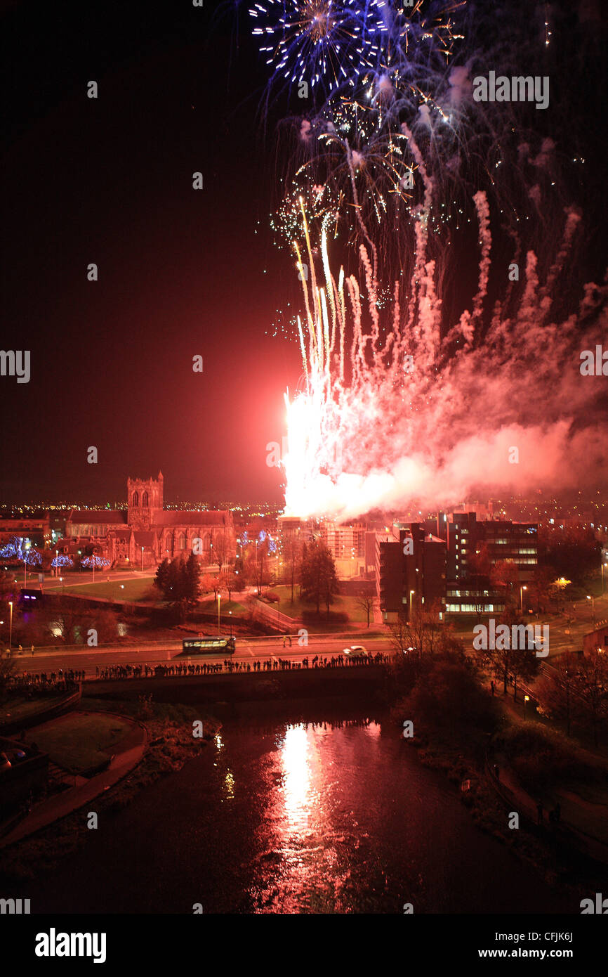 Guy Fawkes a organisé l'autorité locale d'artifice illumine le centre-ville de Paisley et mettant en relief l'abbaye de Paisley Banque D'Images