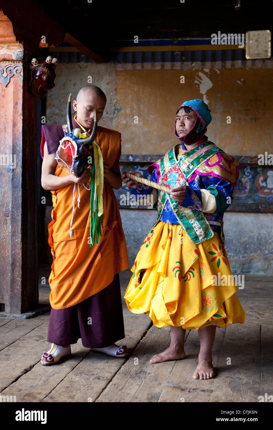 Le moine bouddhiste en costumes colorés, Jakar, Bumthang, Bhoutan, Asie Banque D'Images