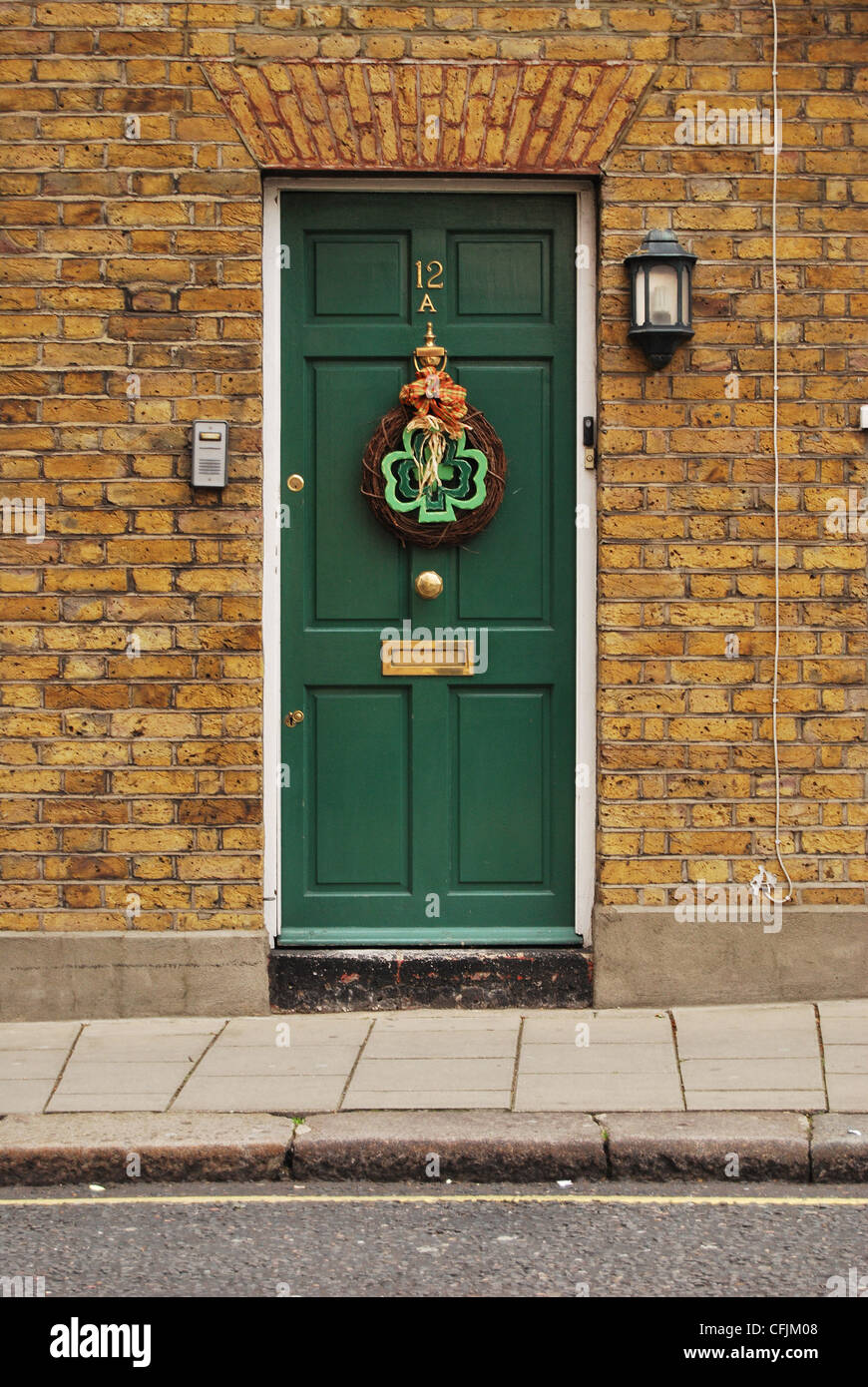 La porte de la chambre vert anglais typique décoré de Saint Patrick trèfle  en bois symbole Photo Stock - Alamy