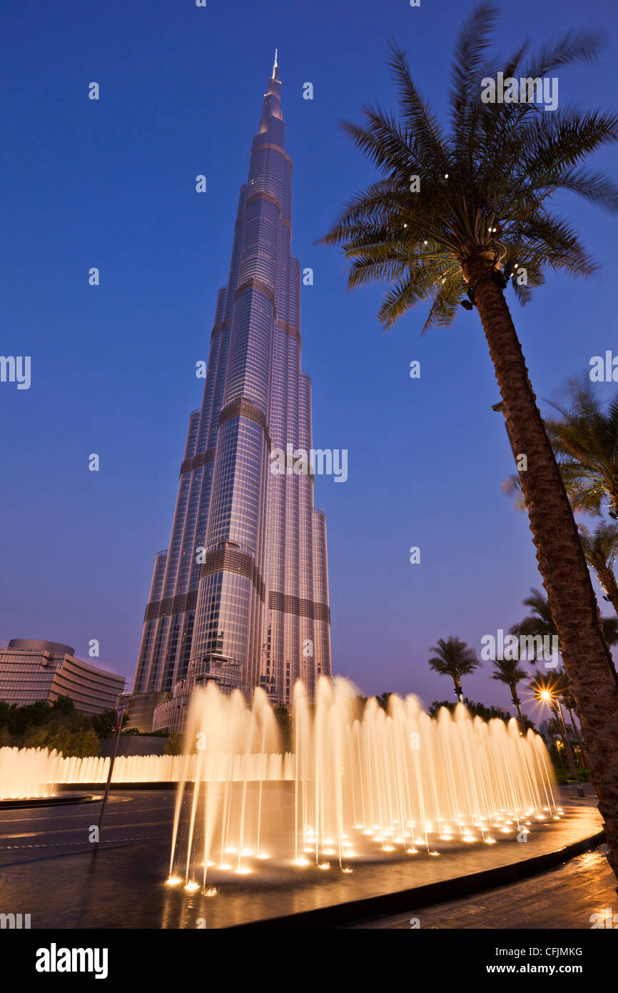 Burj Khalifa et l'entrée de fontaines et de palmier dans la nuit, la ville de Dubaï, Émirats arabes unis, Moyen Orient Banque D'Images