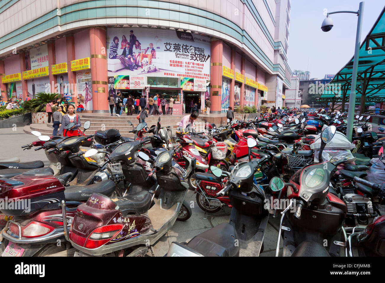 Centre-ville des scooters, Chengdu, province du Sichuan, Chine, Asie Banque D'Images