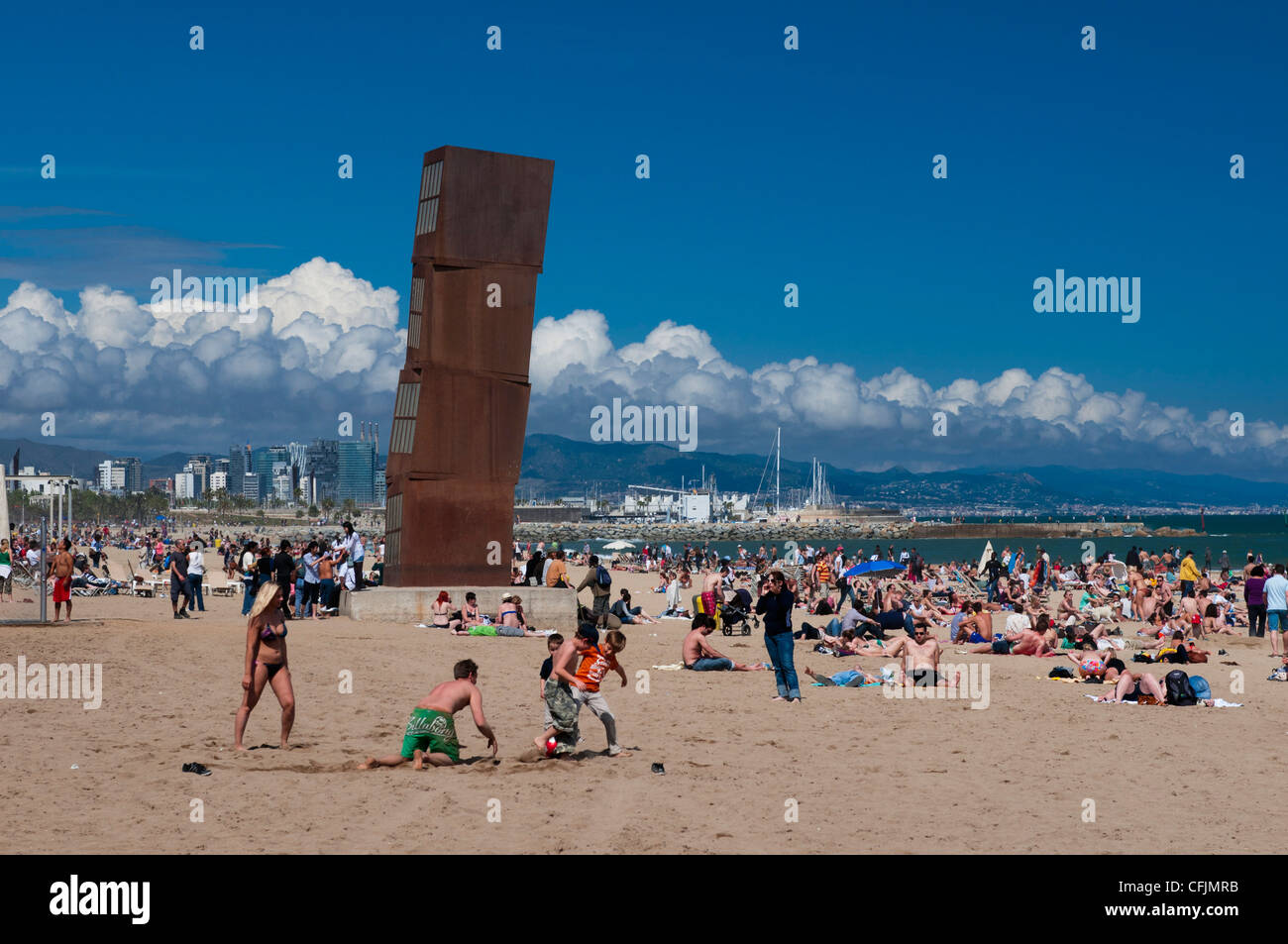 El Lucero Herido par Rebecca Horn sur la plage de Barceloneta, Barcelone, Catalogne, Espagne, Europe Banque D'Images