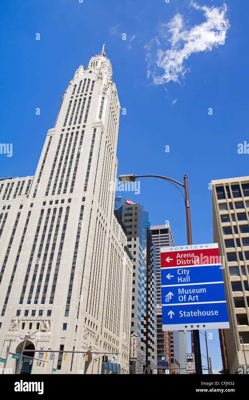 Leveque Tower et la signalisation routière, Columbus, Ohio, États-Unis d'Amérique, Amérique du Nord Banque D'Images