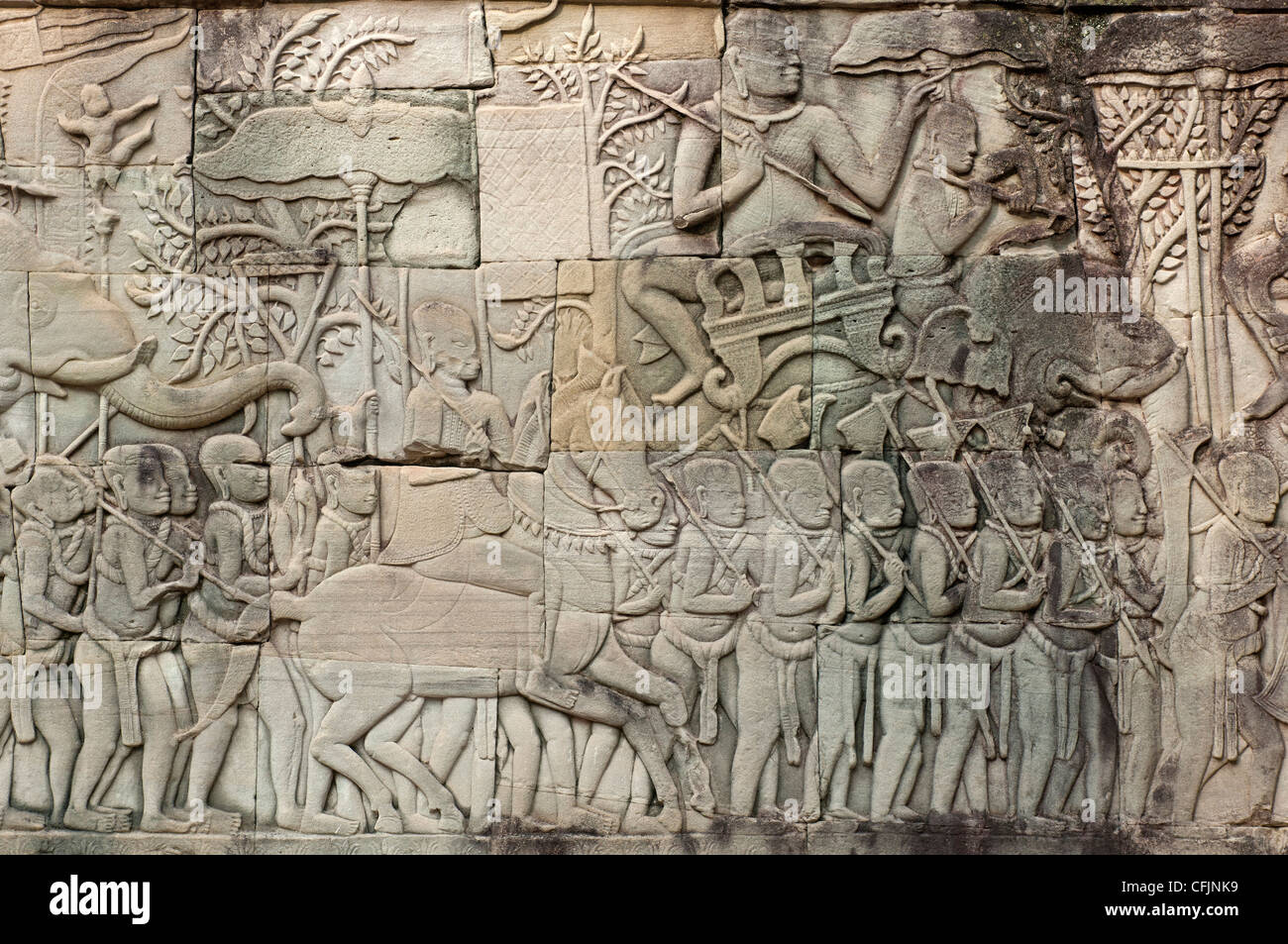 La sculpture sur pierre, représentant des scènes d'une procession militaire de l'armée de Jayavarman VII, temple Bayon, Angkor Thom, au Cambodge Banque D'Images