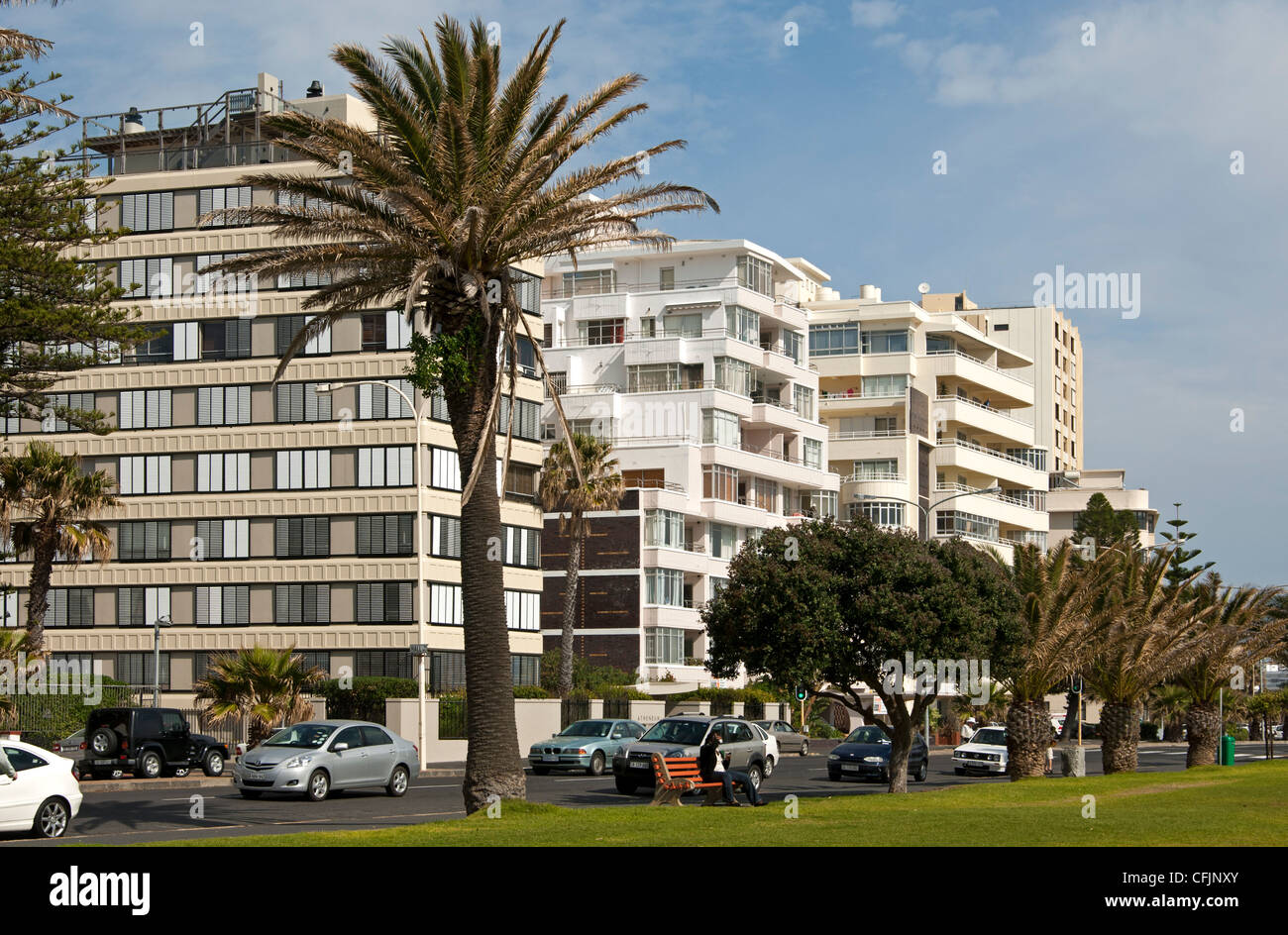 Residenrtial édifices le long de la route de la plage de Sea Point, près de Cape Town, Afrique du Sud Banque D'Images