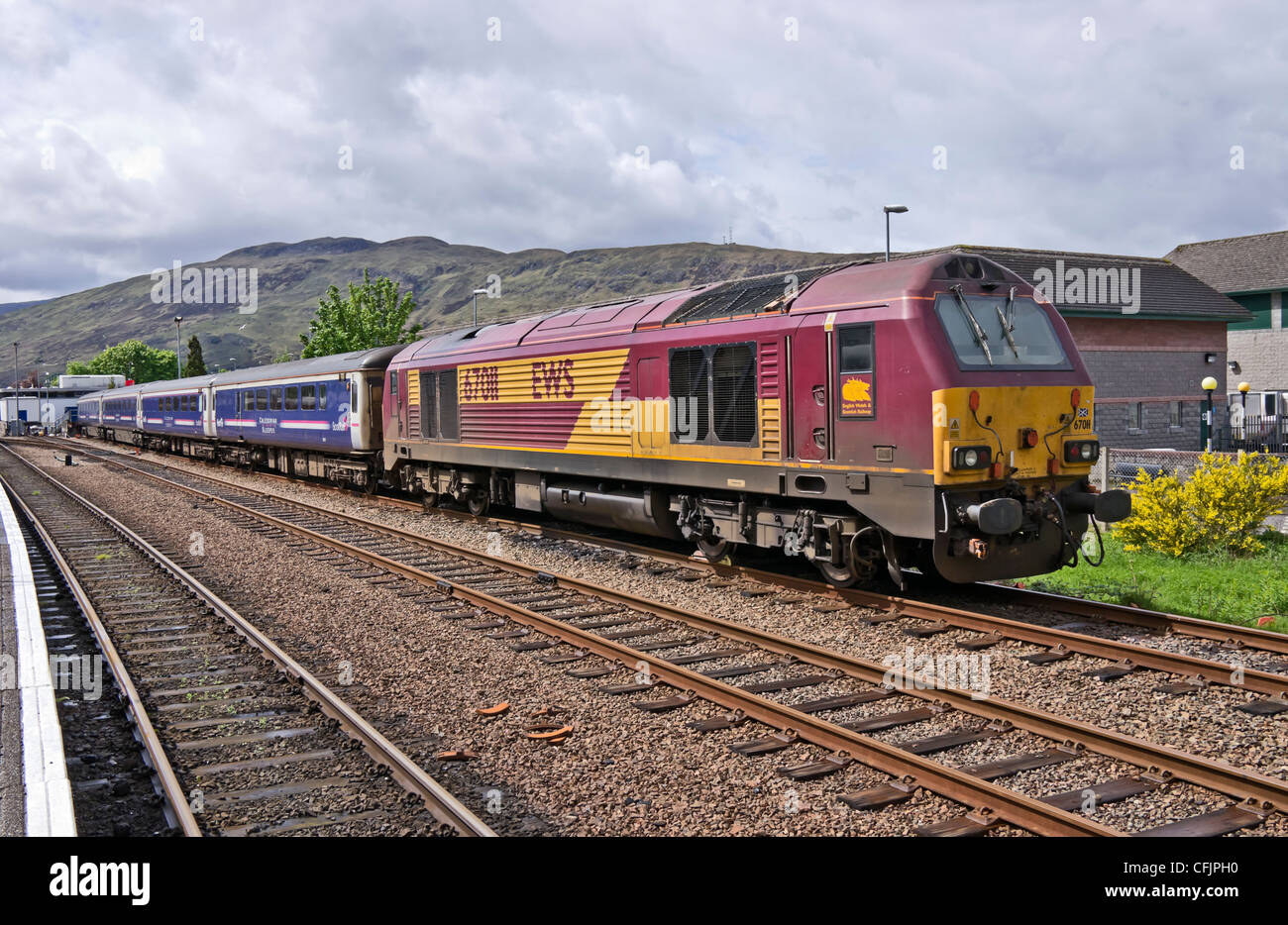 La première Scotrail Londres Sleeper est stable dans la région de Fort William en Ecosse Highland Station pour la journée Banque D'Images