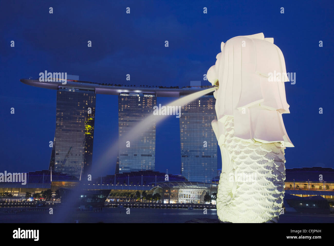 La statue du Merlion et Marina Bay Sands Hotel, au crépuscule, à Singapour, en Asie du Sud-Est, l'Asie Banque D'Images