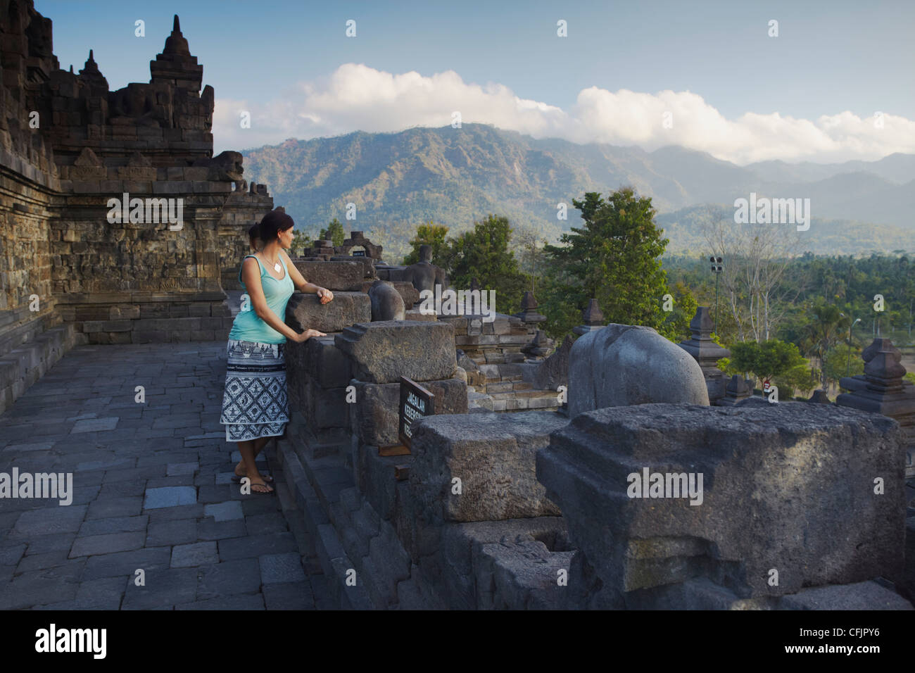 Femme à Borobudur, UNESCO World Heritage Site, Java, Indonésie, Asie du Sud, Asie Banque D'Images