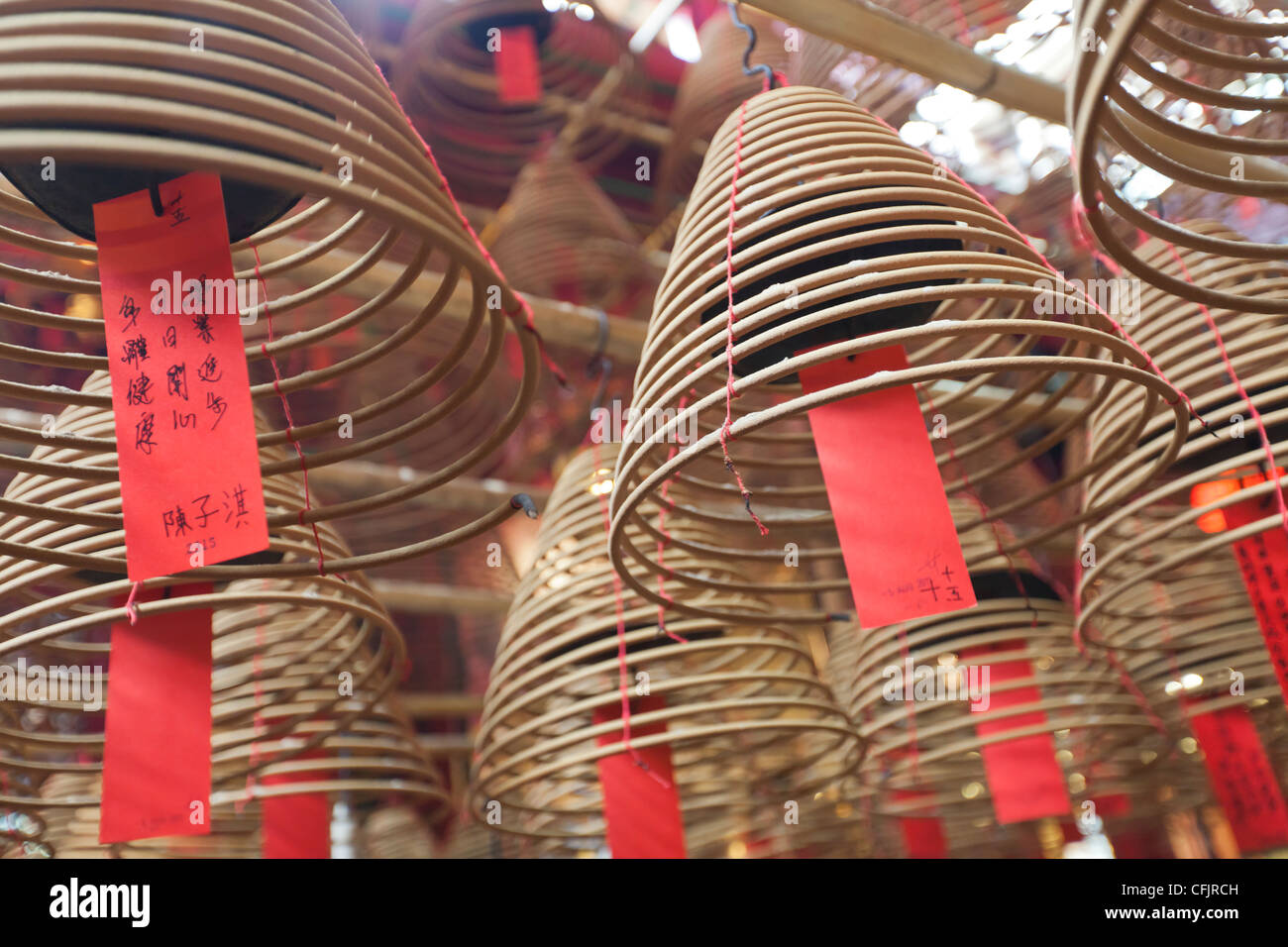 Bobines d'encens pendent du toit du Temple Man Mo, construit en 1847, Sheung Wan, Hong Kong, Chine, Asie Banque D'Images