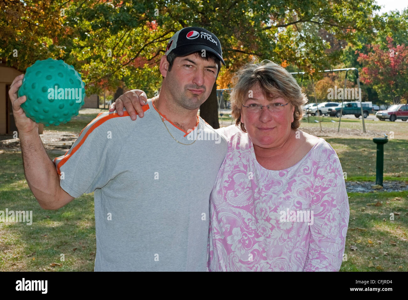 Mère et fils se détendre dans le parc de la ville sur une journée ensoleillée d'automne. Banque D'Images