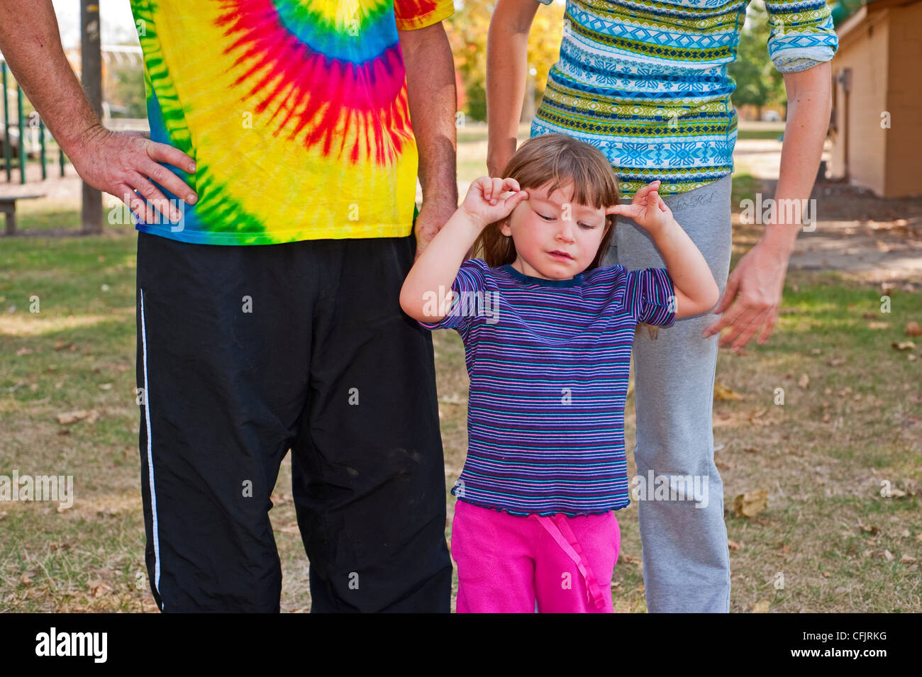 Jeune famille bénéficiant d'une journée ensoleillée d'automne au parc. Banque D'Images