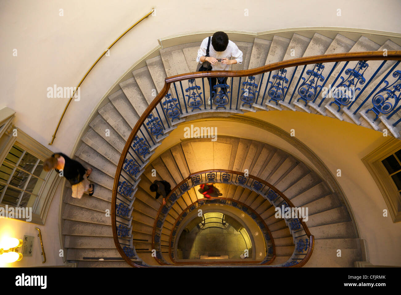 Visiteurs sur escalier circulaire, Courtauld Galeries, Somerset House, Londres, Angleterre, Royaume-Uni, Europe Banque D'Images