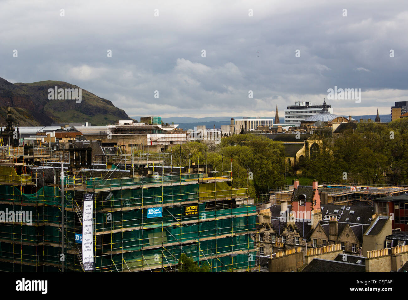 Vue du château d'Édimbourg, en montrant dans un bâtiment en cours de construction du château, et l'eau dans la distance. Ciel nuageux au-dessus. Banque D'Images