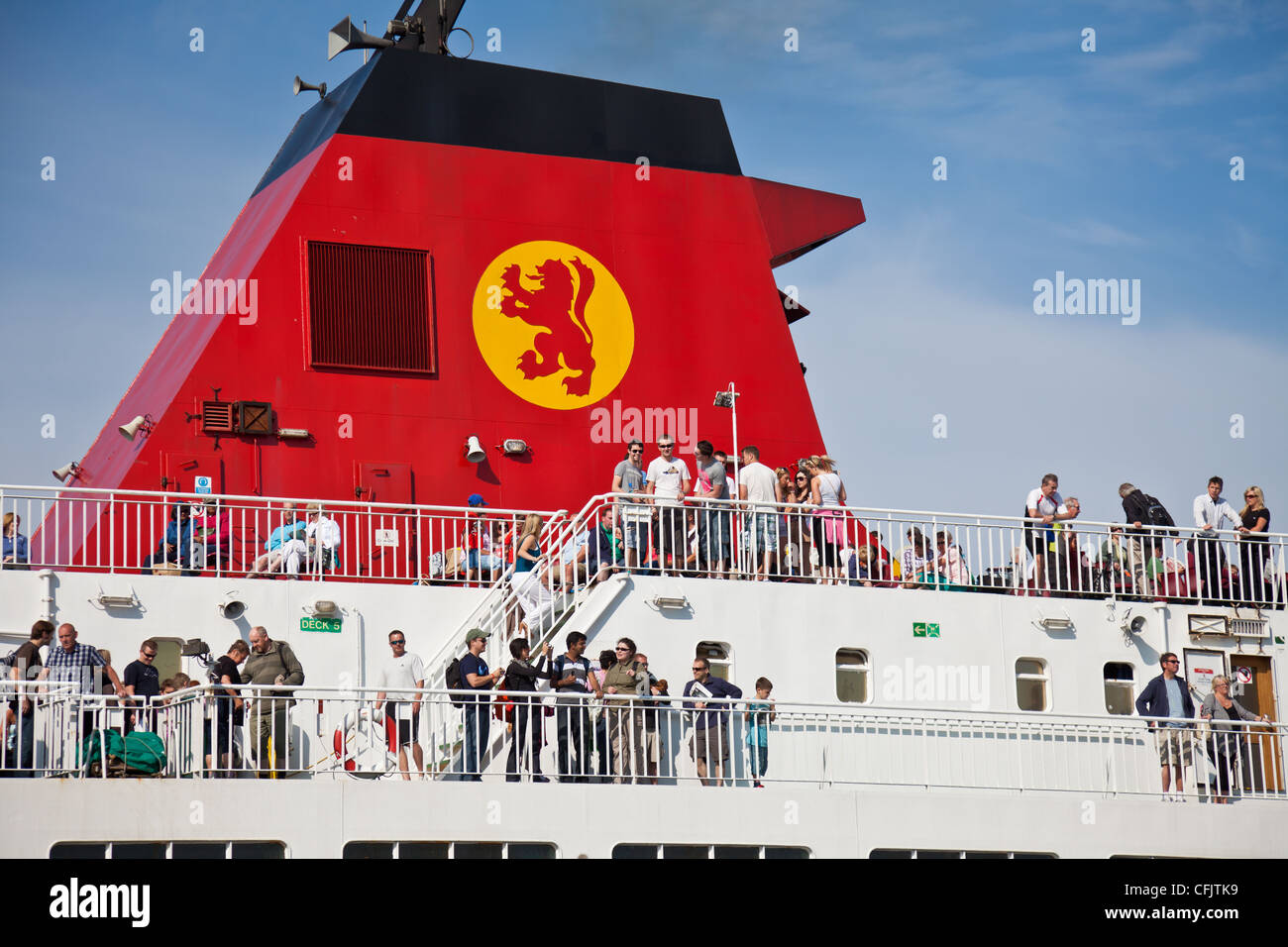 Passagers à bord de l'Cal-Mac Arran ferry Caledonian Isles (Gaélique 'Eileanan Chaledonia') à Ardrossan. Cal-Mac logo sur funnel Banque D'Images