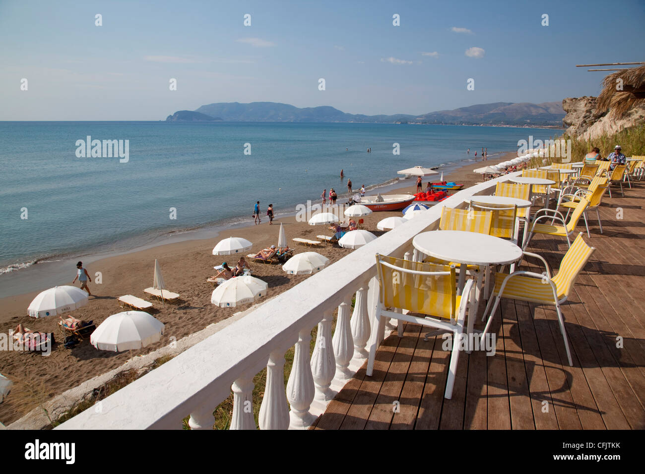 Cafe donnant sur plage, Kalamaki, Zante, îles Ioniennes, îles grecques, Grèce, Europe Banque D'Images