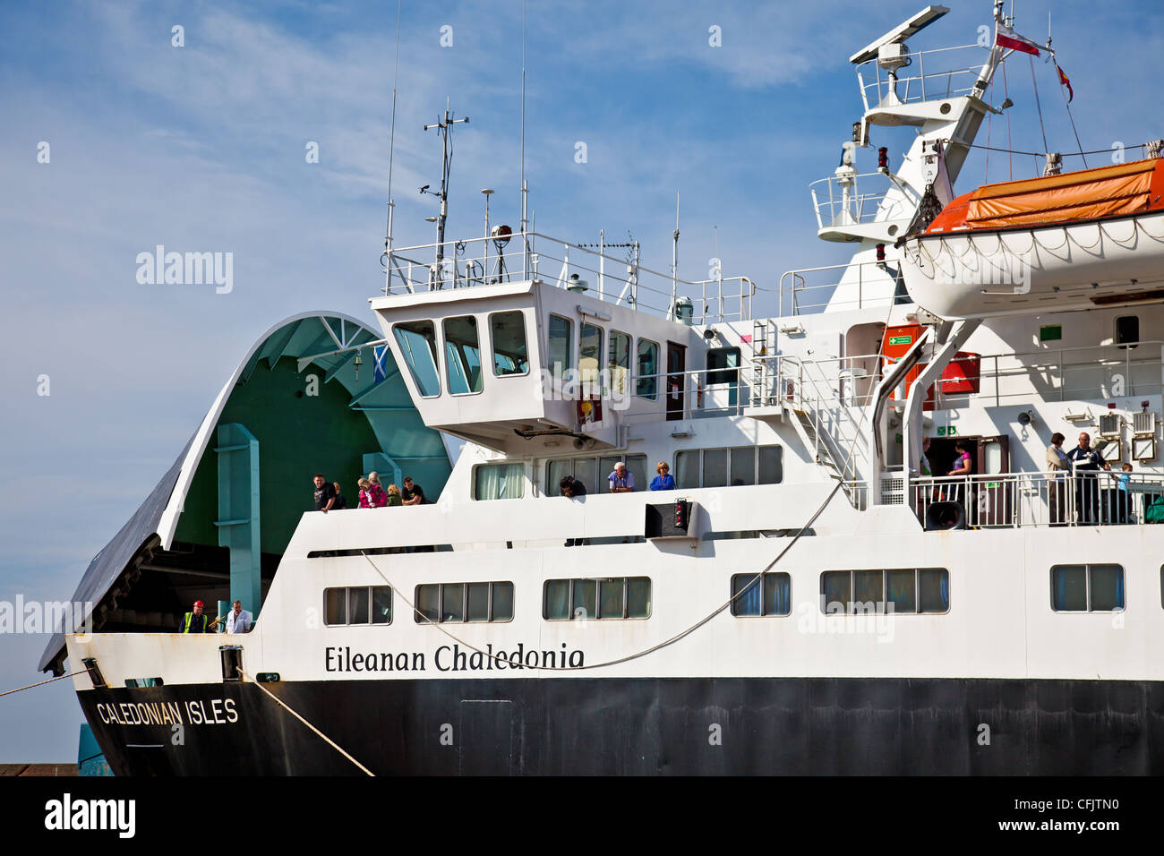 Passagers à bord de l'Cal-Mac Arran ferry Caledonian Isles (Gaélique 'Eileanan Chaledonia') à Ardrossan. La porte rampe est soulevée Banque D'Images