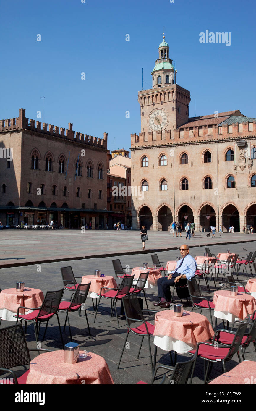 Palazzo D'Accursio (Palazzo Comunale) (hôtel de ville) et le café les tables, Piazza Maggiore, Bologne, Émilie-Romagne, Italie, Europe Banque D'Images