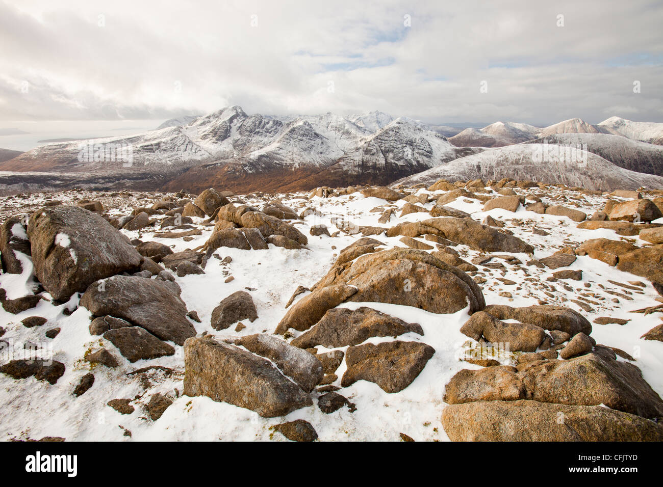 La vue à l'ouest dans l'Cuillin de Beinn Dearg Mhor sommet, derrière Broadford sur l'île de Skye, Écosse, Royaume-Uni. Banque D'Images