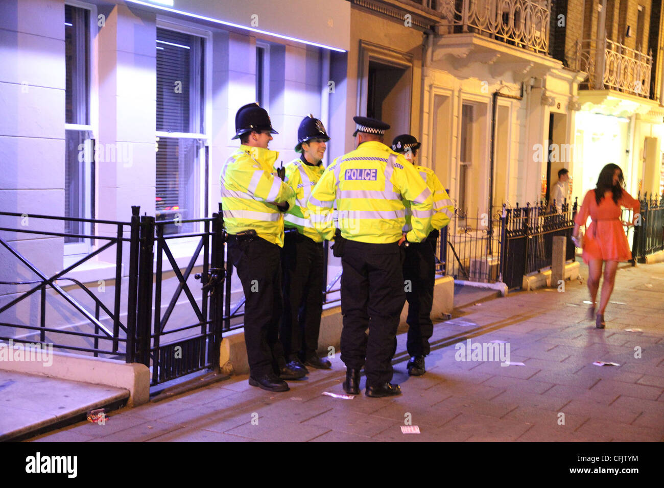 Groupe d'agents de police sur un samedi soir, à Norwich UK Banque D'Images