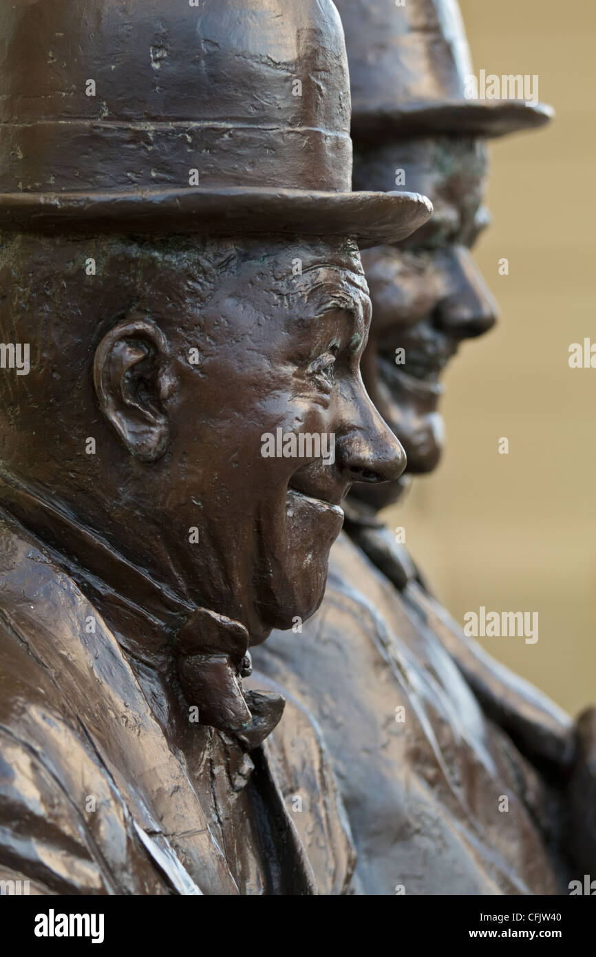 Statue de Stan Laurel et Oliver Hardy, par Graham Ibbeson et sur l'affichage dans la ville natale de Laurel Ulverston, Cumbria, Angleterre Banque D'Images