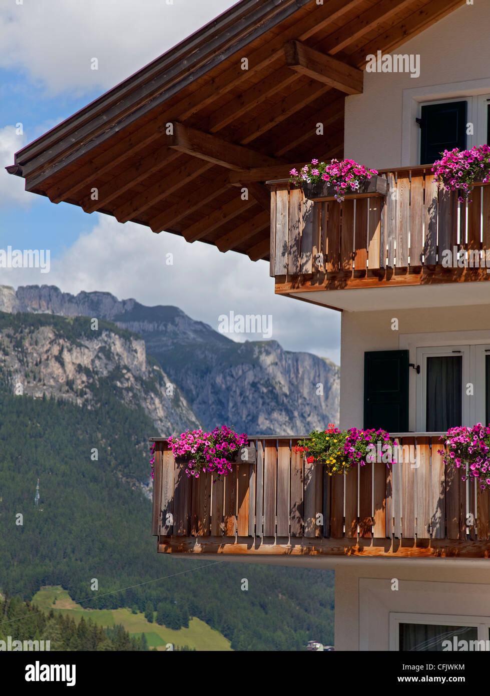 Chalet et d'un balcon, Col Valparola, Val Badia, Italie Banque D'Images