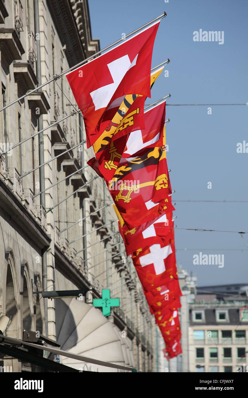 Une rangée de drapeaux dans une rue de Genève, Suisse Banque D'Images